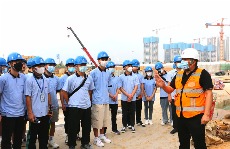 2022年5月6日，第二届“现代学徒制·中天班”第二期专题培训召开。为理论与现场结合，广西生态工程职业技术学院的30名学生华球体育(集团)官方网站八建柳州万科城怡璟项目。